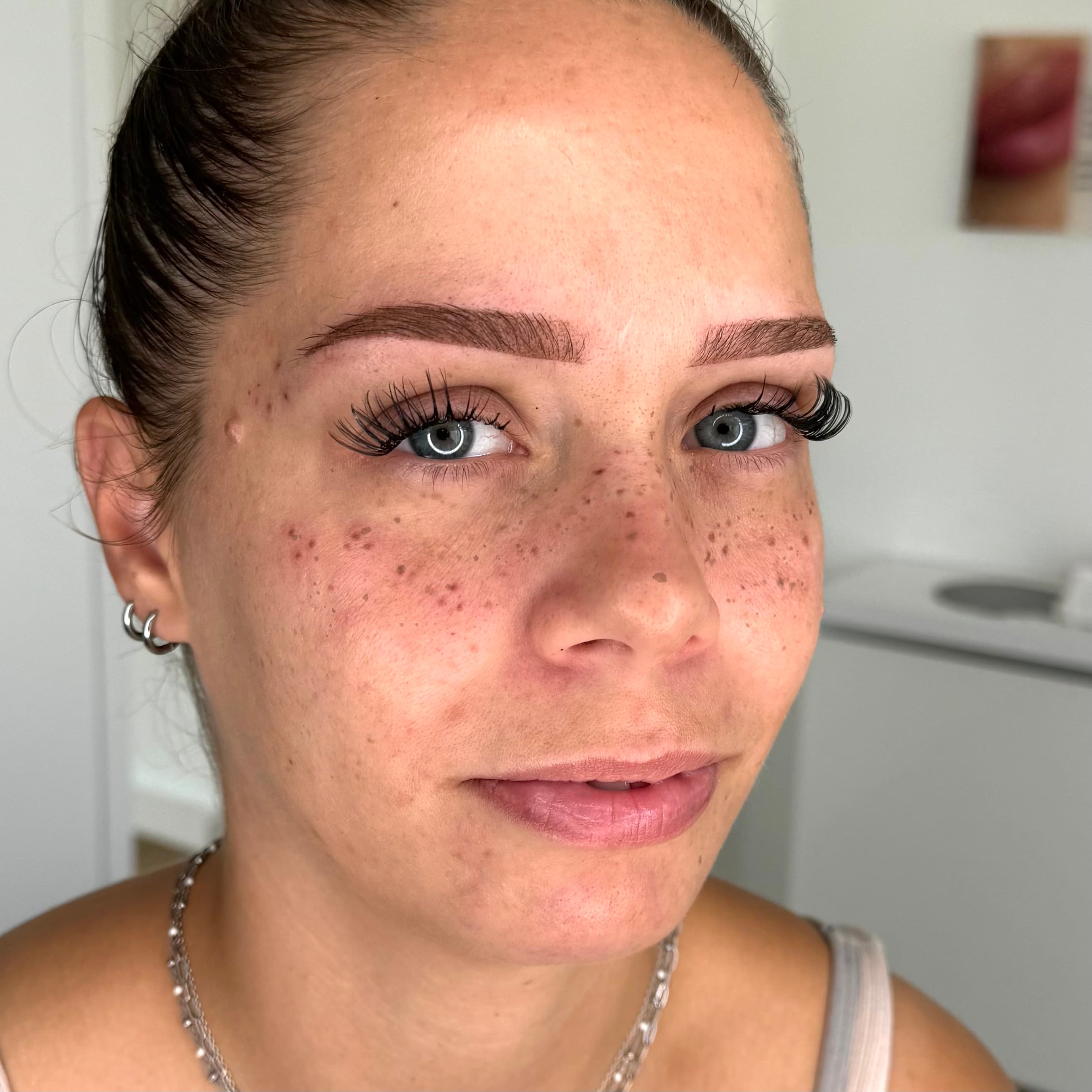 Jeune femme avec tatouage semi-permanent de taches de rousseur effet naturel sur joues et nez, Dijon, Habiba Med.