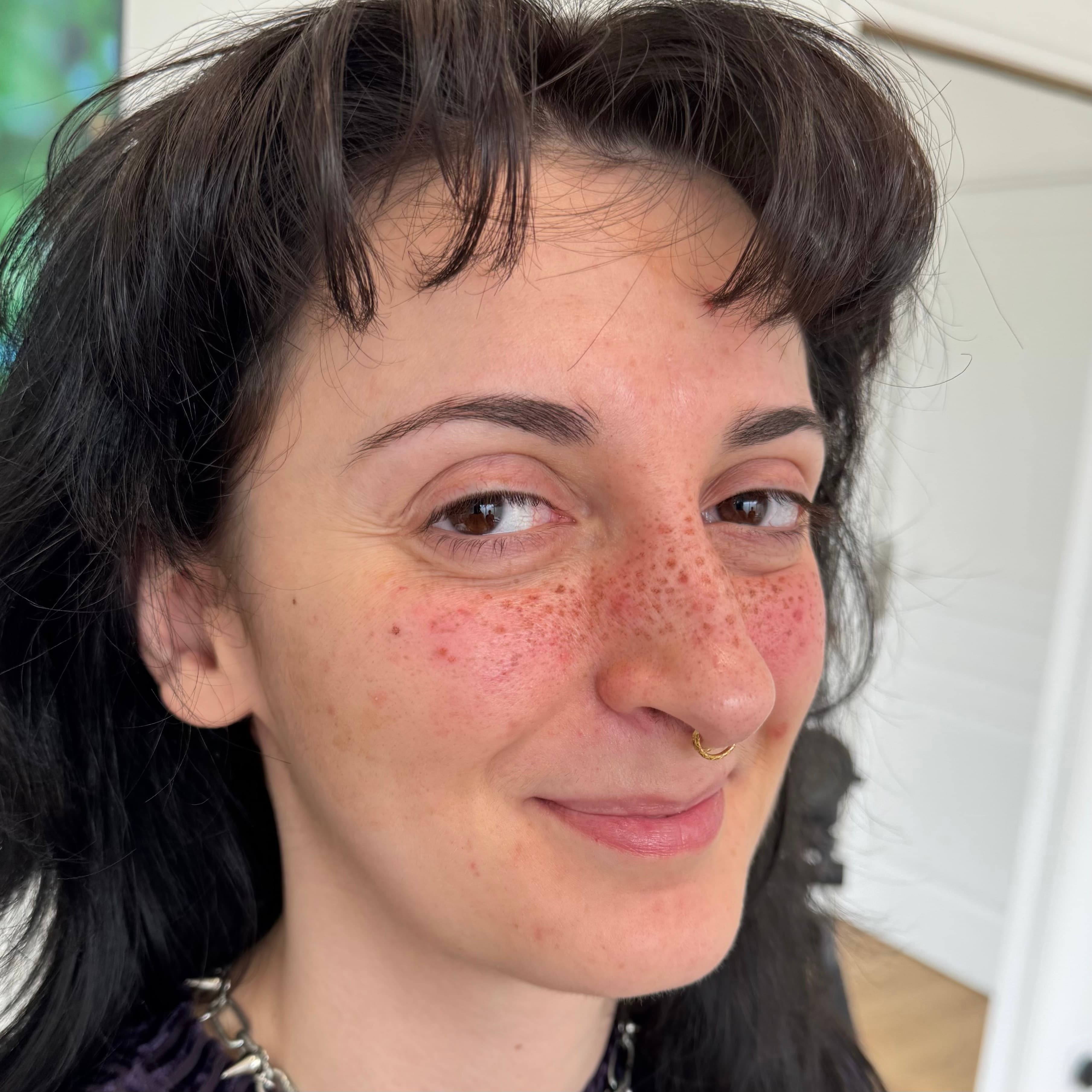 Application de faux freckles avec technique de tatouage semi-permanent, rendu doux et naturel, Dijon.