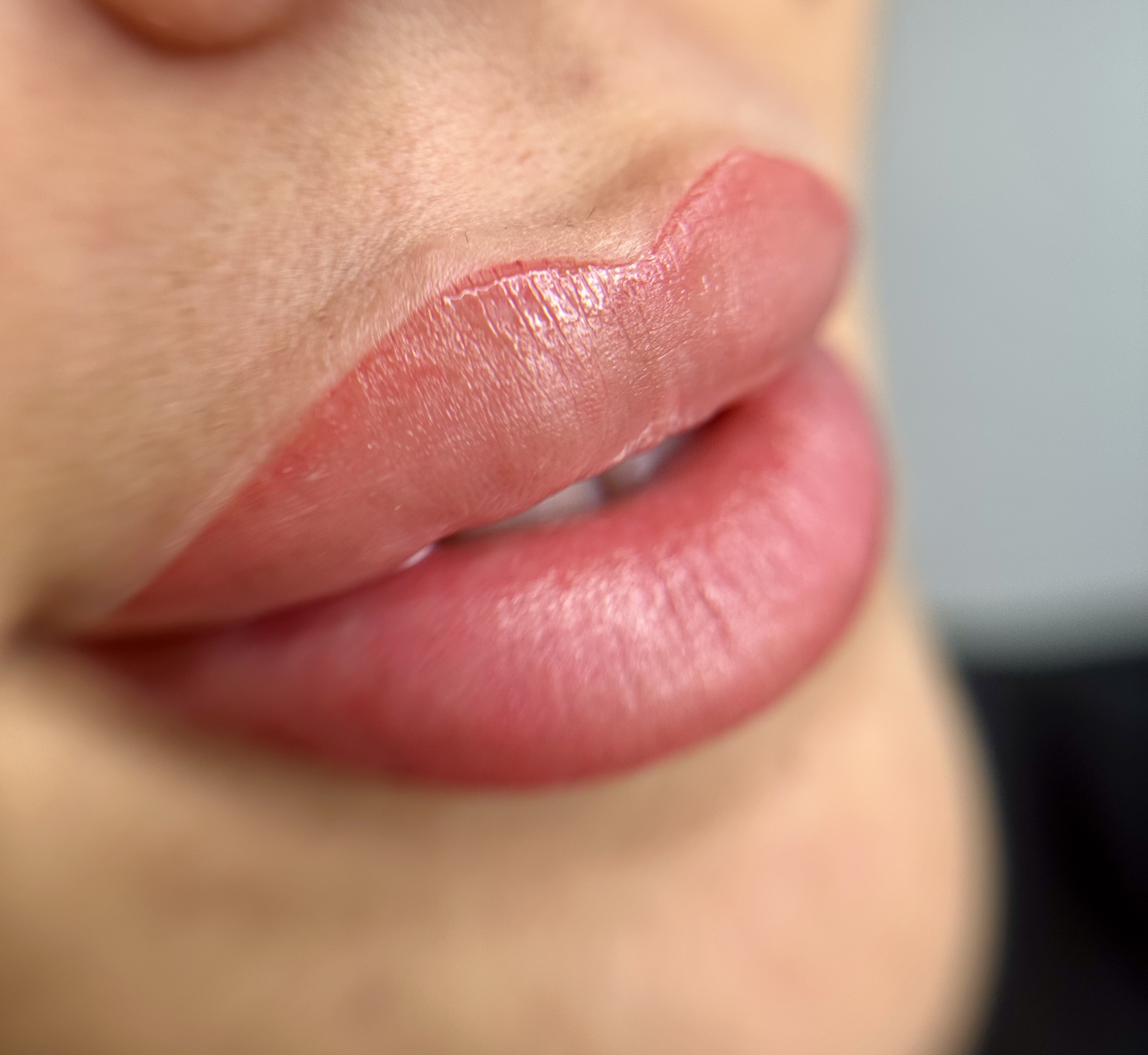 Résultat de maquillage permanent des lèvres à la Beauty Room Dijon, effet satiné.