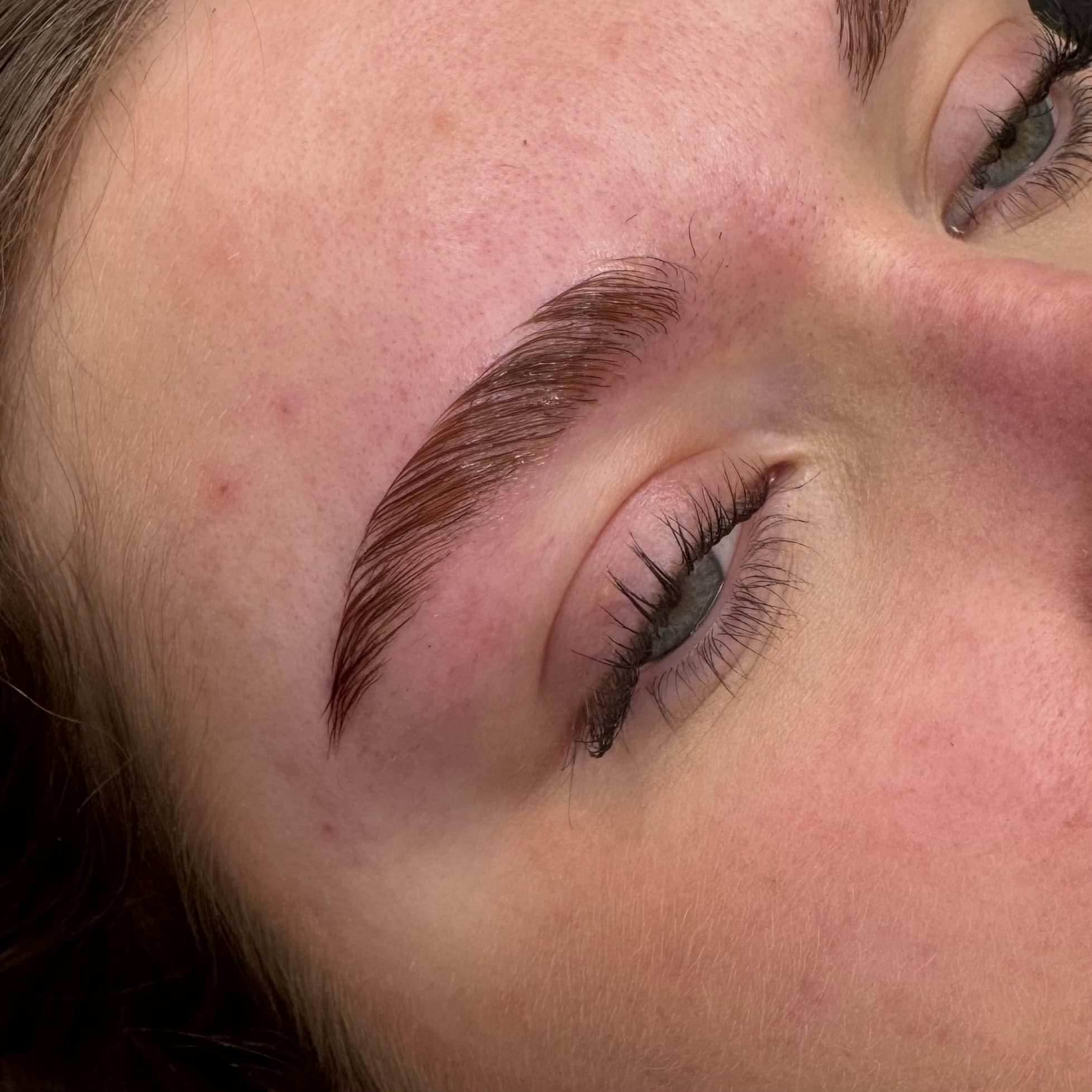 Browlift réalisé à Dijon par Habiba Med sur des sourcils clairs, résultat subtil et bien discipliné