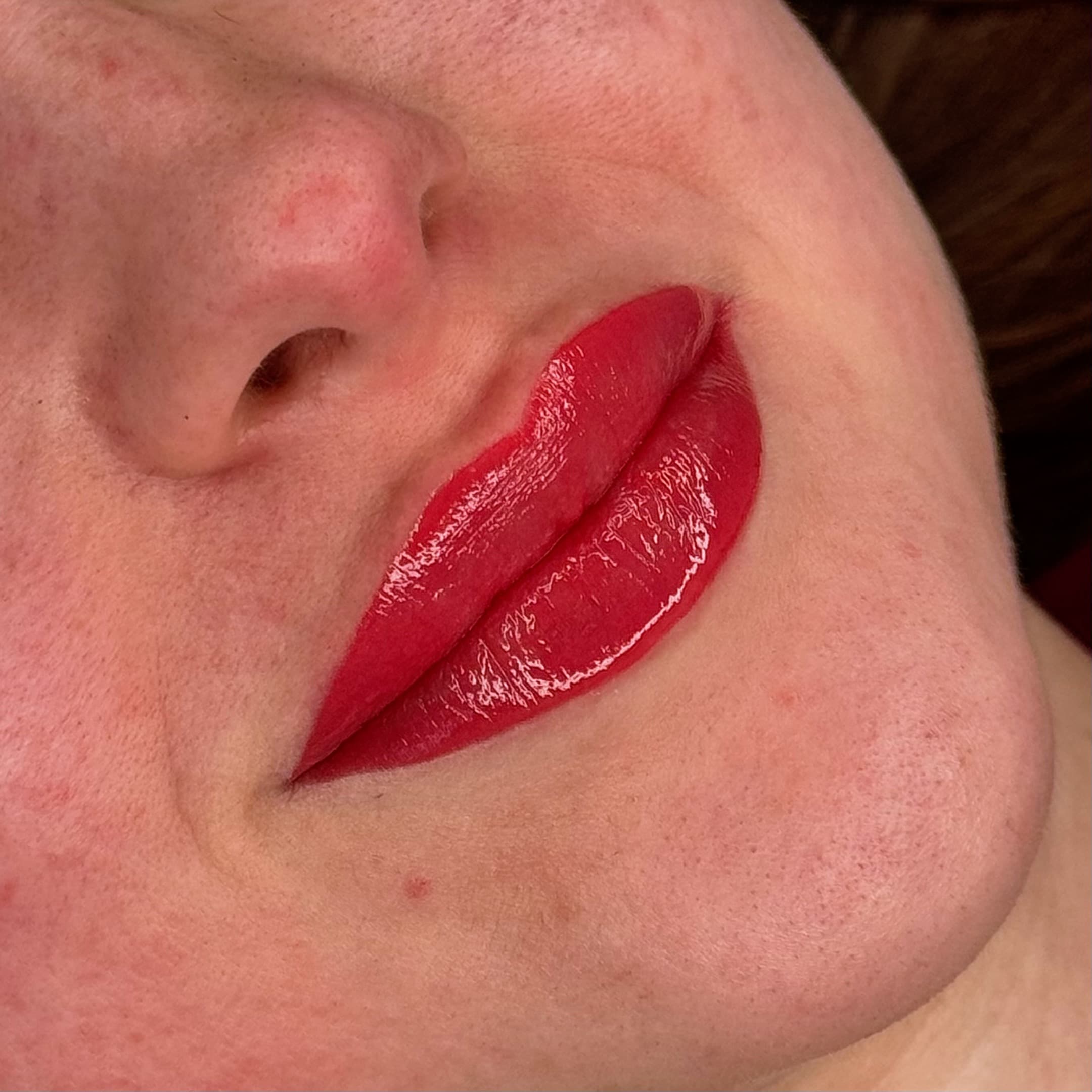 Candy Lips à effet gloss brillant, tatouage des lèvres permanent à Dijon.