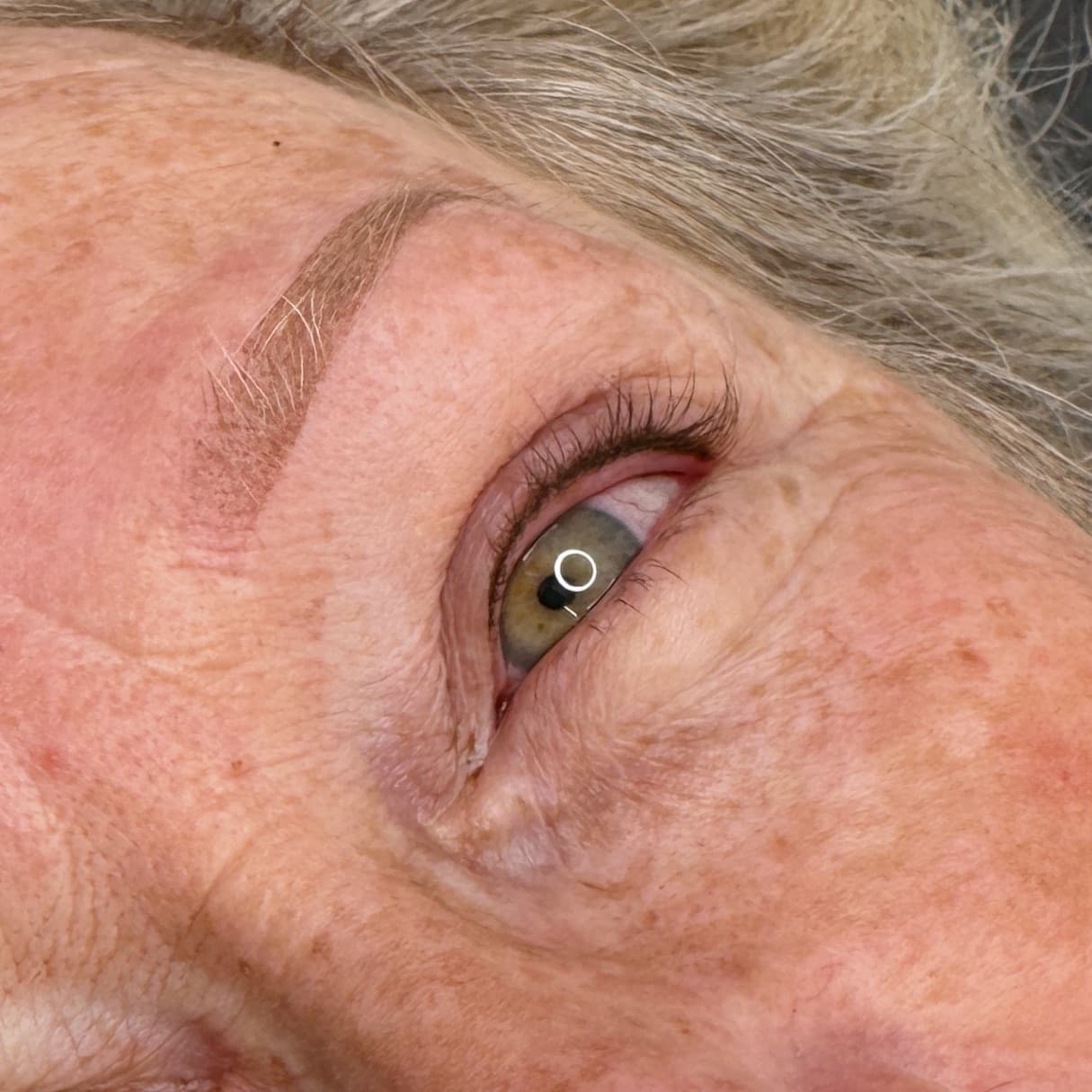 Habiba Med à Dijon, maquillage semi-permanent des yeux avec eyeliner ras de cils précis et discret