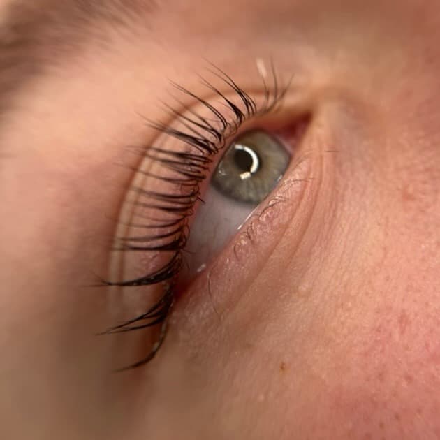 Cils recourbés harmonieusement sur une femme aux yeux verts, après un lash lift à Dijon par Habiba Med, pour un regard agrandi sans maquillage.