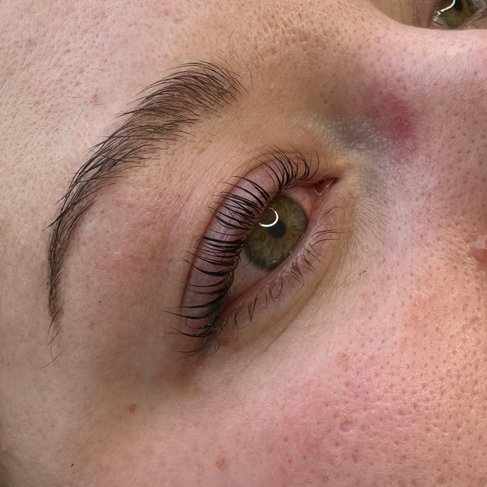 Rehaussement discret des cils sur une cliente aux yeux verts avec une finition souple, prestation à Dijon par Habiba Med.
