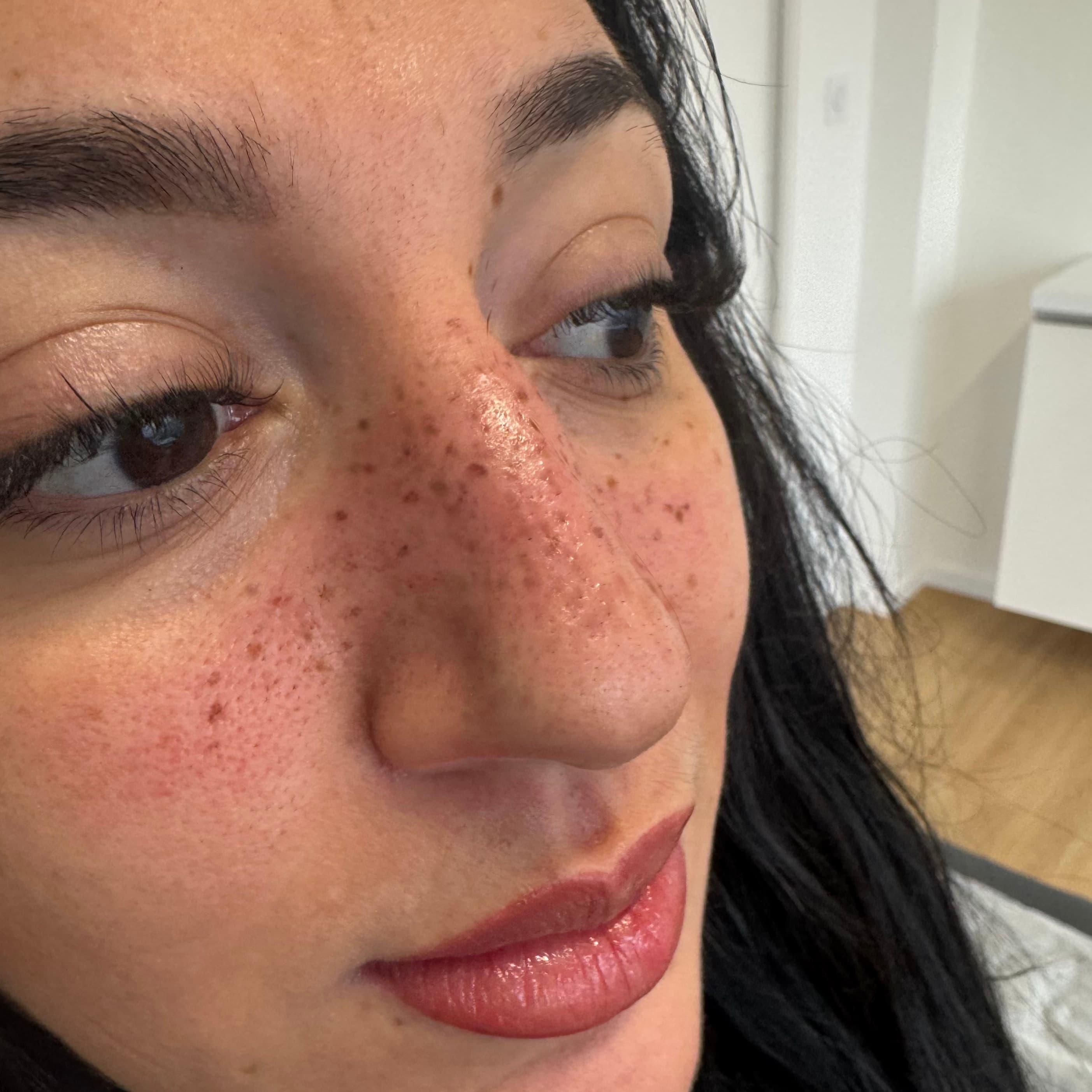 Faux freckles sur le nez et les joues réalisés avec technique de maquillage semi-permanent à Dijon chez Habiba Med.