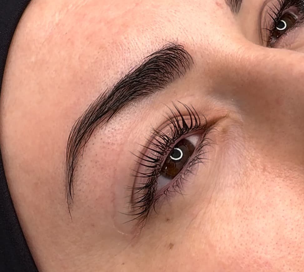 Cils fortement recourbés sur cliente aux yeux bruns et peau claire, lash lift réalisé à Dijon.