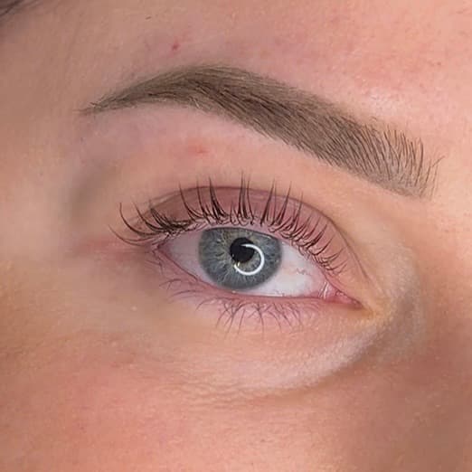 Résultat de rehaussement de cils à Dijon sur une femme aux yeux bleus, cils naturellement longs et bien séparés