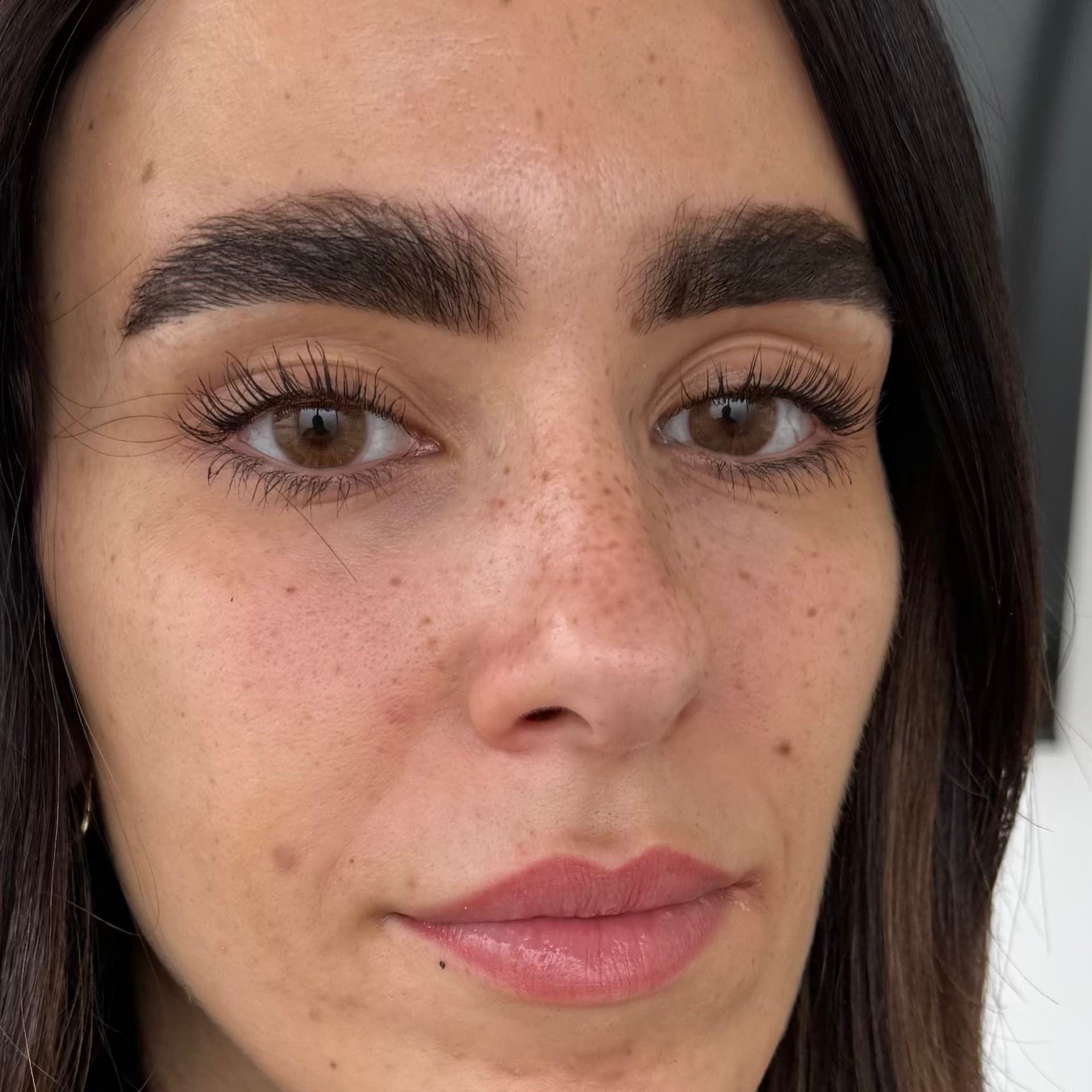 Tatouage esthétique de fausses taches de rousseur, rendu naturel grâce au maquillage permanent, réalisé à Dijon.