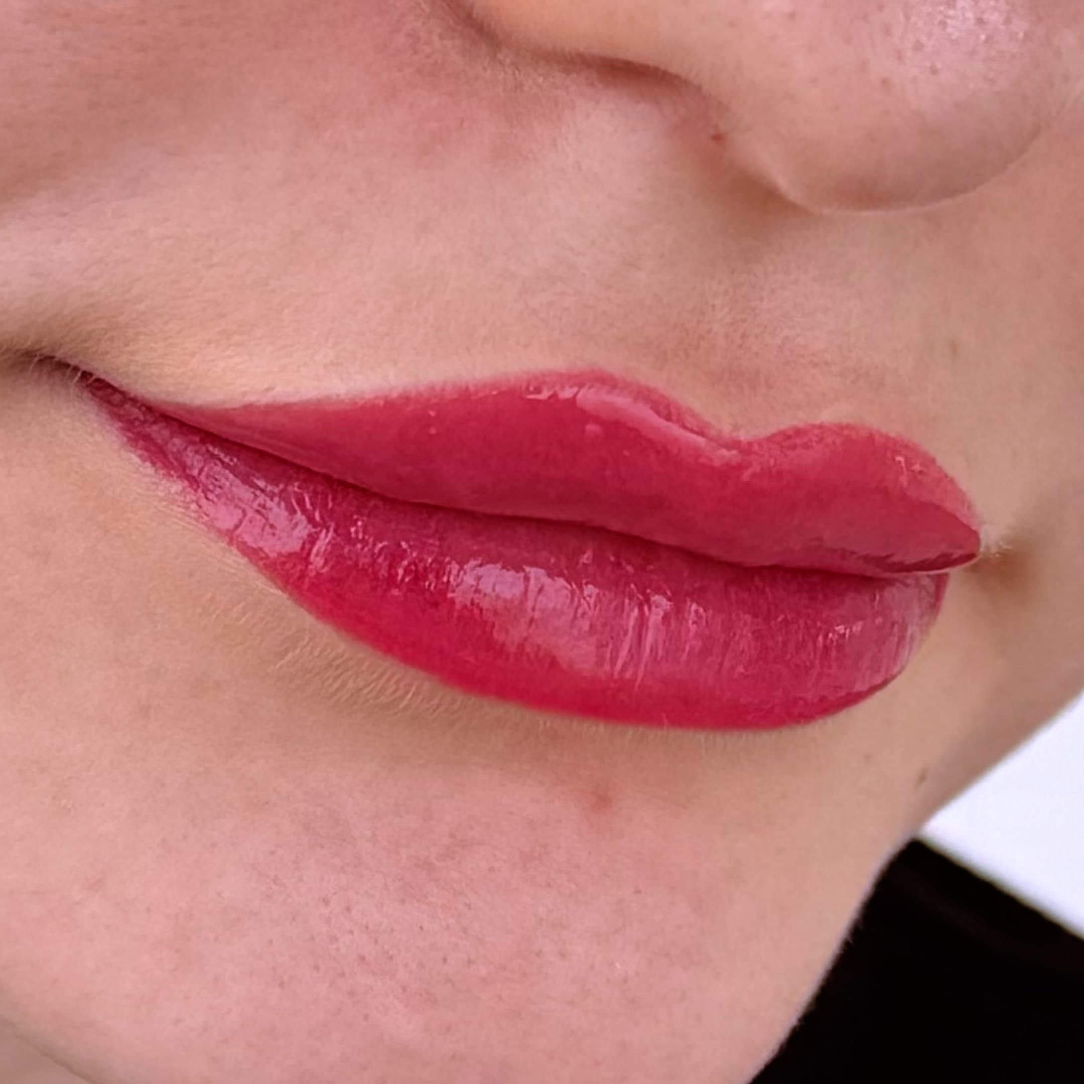 Candy Lips sur lèvres avec pigmentation intense, tatouage réalisé par Habiba Med à Dijon.