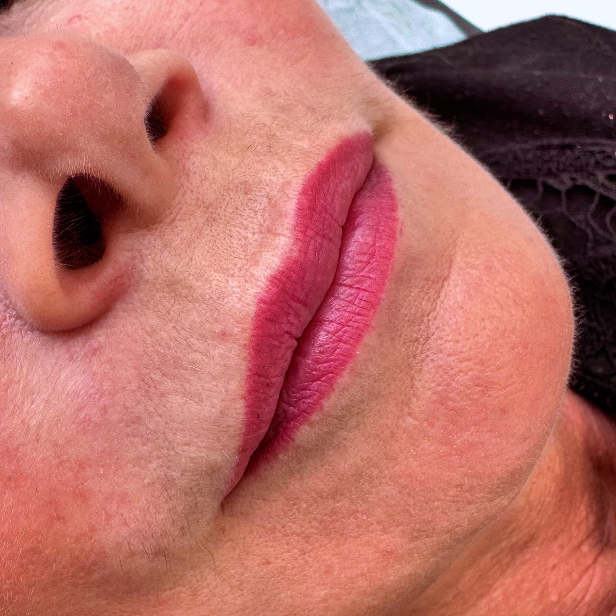 Tatouage des lèvres permanent à Dijon avec finition effet rouge à lèvres intense